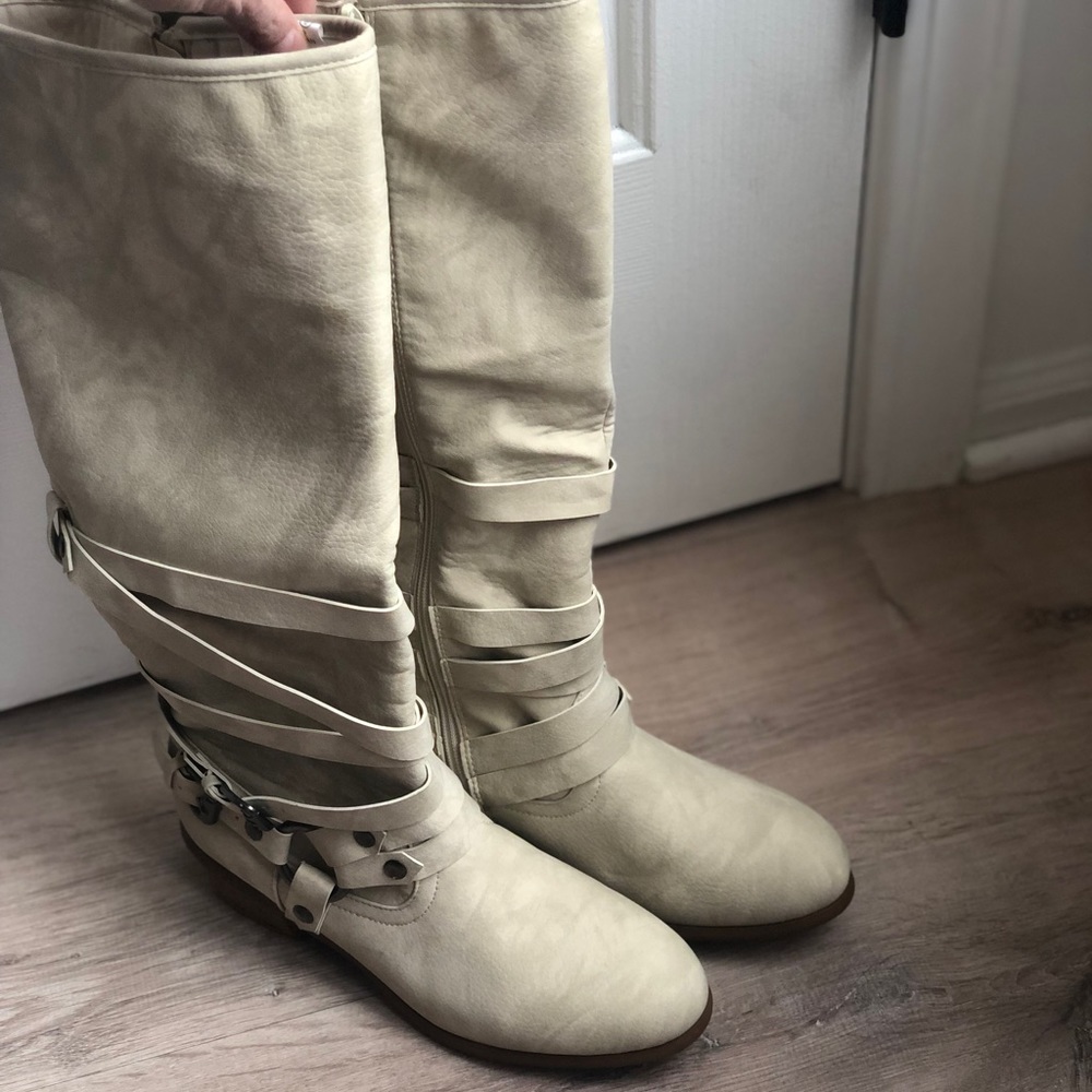 Never worn. Buckle. Knee high cream boots. Size 8.